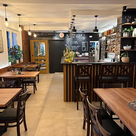 Konukevi Pizzeria Alzbetka Strecno